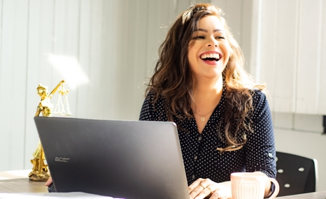 femme travaille devant son bureau